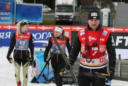 Lukáš Krejčí a závodnice Sandra Schützová a Karolína Grohová při loňském SP v Novém Městě na Moravě
