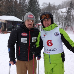 ředitel divize Audi ČR Thomas Otter se zraněným Ondřejem Bankem