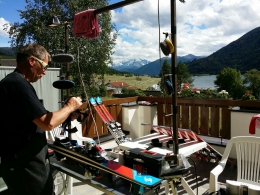 Servisman Svaťa Kovář připravuje lyže Kitanovi