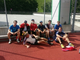 tréninková skupina D. Fahrnera, uprostřed pije Kitan, vedle něj vpravo Adam