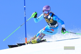 Šárka Strachová na trati slalomu na finéle SP ve Svatém Mořici