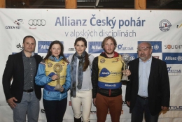 Vítězové a marketingvým ředitel Allianz Michalem Seifertem, Šárkou Strachovou a předsedou ÚAD Alešem Krýzlem