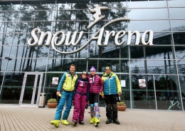 Šárka Strachová s týmem před lyžařskou halou v Litvě