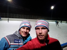 Ondřej Berndt (vpravo) a Filip Forejtek při večerním hokeji