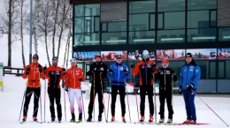 Závodníci s trenérem reprezentace “B“ Zbyňkem Valouškem, jeho asistentem Janem Francem a mistrem světa Martinem Koukalem v Běžeckém areálu Vesec