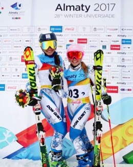 M. Dubovská a T. Kmochová po květinovém ceremoniálu