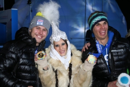 A. Zika a D. Paulus s hosteskou 