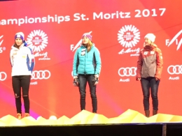 Šárka Strachová na slavnostvním ceremoniálu, kde převzala cenu za 5. místo na  MS