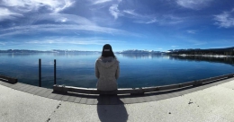 Martina Dubovská u nádherného Lake Tahoe v blízkosti Squaw Valley