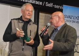 Emeritní předseda Miroslav Jarouš dostal dárek k narozeninám od současného předsedy Aleše Krýzla 