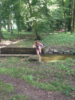 Klára Pospíšilová zdolává vodní překážku Spartan Race