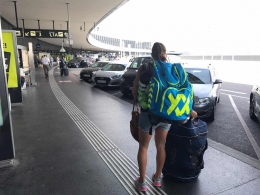 M. Dudovská na letišti ve Vídni před odletem na N.Z.