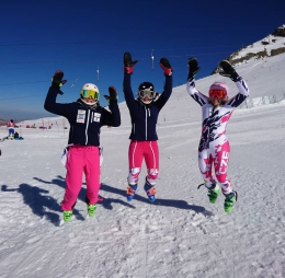 Kompletní ženské oblčení 2017: vlevo oteplovací, uprostřed tréninkové, vpravo kombinéza