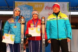 Absolutní vítězové posledního ročníku Adam Klíma a Barbora Zíková s ředitelem závodu Jaroslavem Křístkem