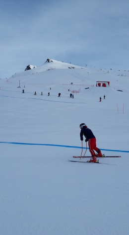 Ondřej Berndt na prohlídce trati sjezdu ve Wengenu