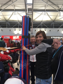 český tým veze spoustu materiálu, na fotce Tomáš Bank, Danuta Štrougalová a Aleš Krýzl