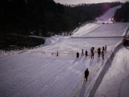 Takto vypadala příprava pisty (injektáž vodou) pro týmovou soutěž na ZOH