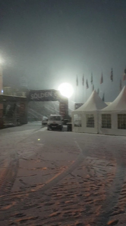 Ráno přivítal Sölden závodnice nadílkou sněhu 