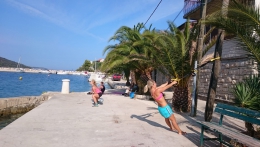 P. Klicnarová a T. Kmochová makají na kondici