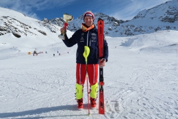 Ondřej Berndt s pohárem pro vítěze (FIS SL Solda 15. 11. 2018)