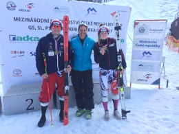 Mistři ČR v obřím slalomu Ondřej Berndt a Klára Gašparíková s technickou delegátkou FIS a dvojnásobnou olympijskou vítězkou z Turína 2006 Michaelou Dorfmeisterovou