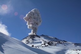 Aktivní sopka nad tréninkovou sjezdovkou v Nevados de Chillan