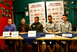 Tisková konferene - předsednický stůl