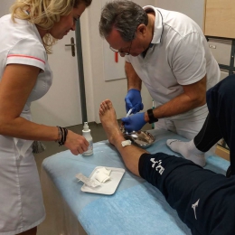 MUDr. Marcel Staša provádí punkci zraněného kotníku Kryštofa Krýzla