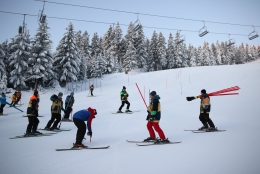 Stavba trati slalomu