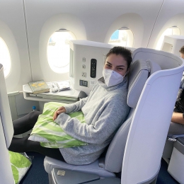 Martina Dubovská při letu charterem FIS na letošní SP do Levi