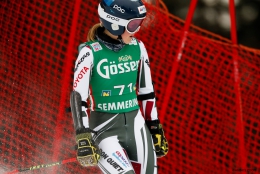 Klára Gašparíková už vedle trati obřího slalomu v Semmeringu