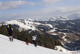Jan Zabystřan na prohlídce trati (uprostřed) na SP v Saalbachu