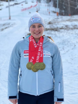Celine Sommerová s medailemi ze Sunday River (2 zlata v ženách a 2 v U21)